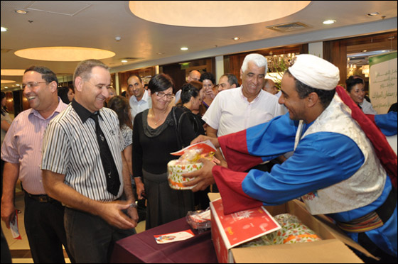 شتراوس تُفاجئ المشاركين في الإفطار الرمضاني الذي أقامَهُ 