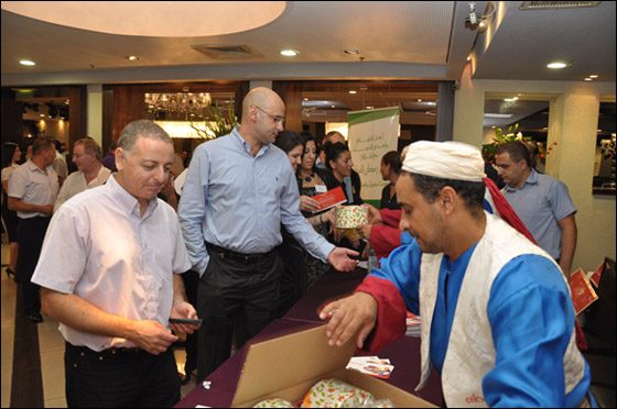 شتراوس تُفاجئ المشاركين في الإفطار الرمضاني الذي أقامَهُ 