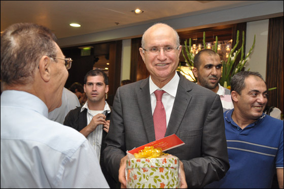 شتراوس تُفاجئ المشاركين في الإفطار الرمضاني الذي أقامَهُ 