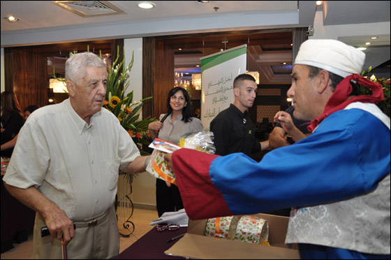 شتراوس تُفاجئ المشاركين في الإفطار الرمضاني الذي أقامَهُ 