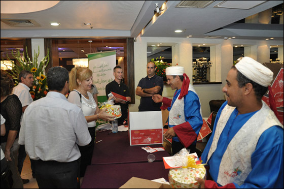 شتراوس تُفاجئ المشاركين في الإفطار الرمضاني الذي أقامَهُ 