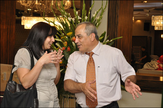 شتراوس تُفاجئ المشاركين في الإفطار الرمضاني الذي أقامَهُ 