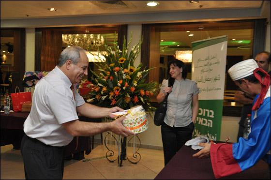 شتراوس تُفاجئ المشاركين في الإفطار الرمضاني الذي أقامَهُ 