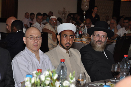 شتراوس تُفاجئ المشاركين في الإفطار الرمضاني الذي أقامَهُ 