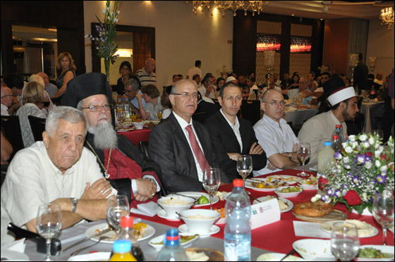 شتراوس تُفاجئ المشاركين في الإفطار الرمضاني الذي أقامَهُ 