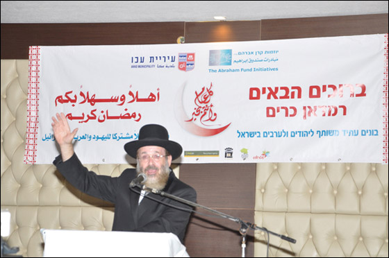 شتراوس تُفاجئ المشاركين في الإفطار الرمضاني الذي أقامَهُ 