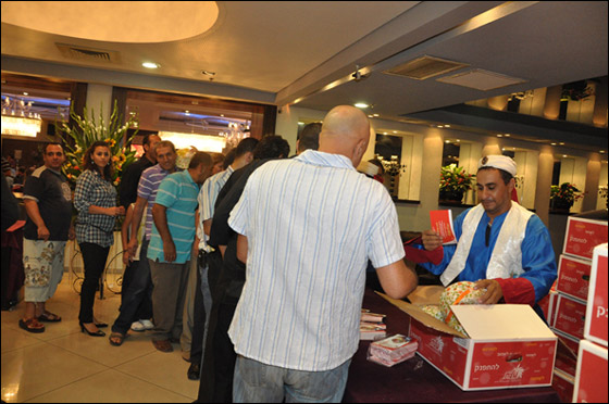 شتراوس تُفاجئ المشاركين في الإفطار الرمضاني الذي أقامَهُ 