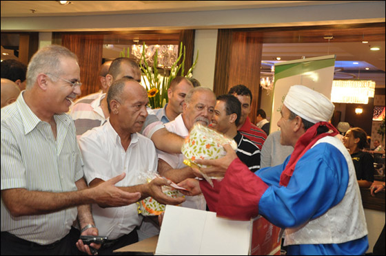 شتراوس تُفاجئ المشاركين في الإفطار الرمضاني الذي أقامَهُ 