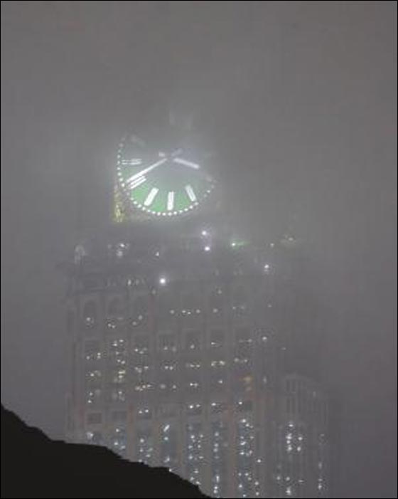 سحابة سوداء تطوق ساعة مكة وتوهم السكان باحتراقها!! صورة رقم 1