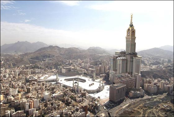 سحابة سوداء تطوق ساعة مكة وتوهم السكان باحتراقها!! صورة رقم 2