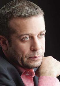 إصابة شريف منير بحروق في جسده تعيق تصويره 