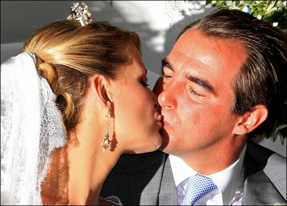 صور من حفل زفاف الأمير اليوناني اللعوب على حبيبته الشقراء  صورة رقم 2