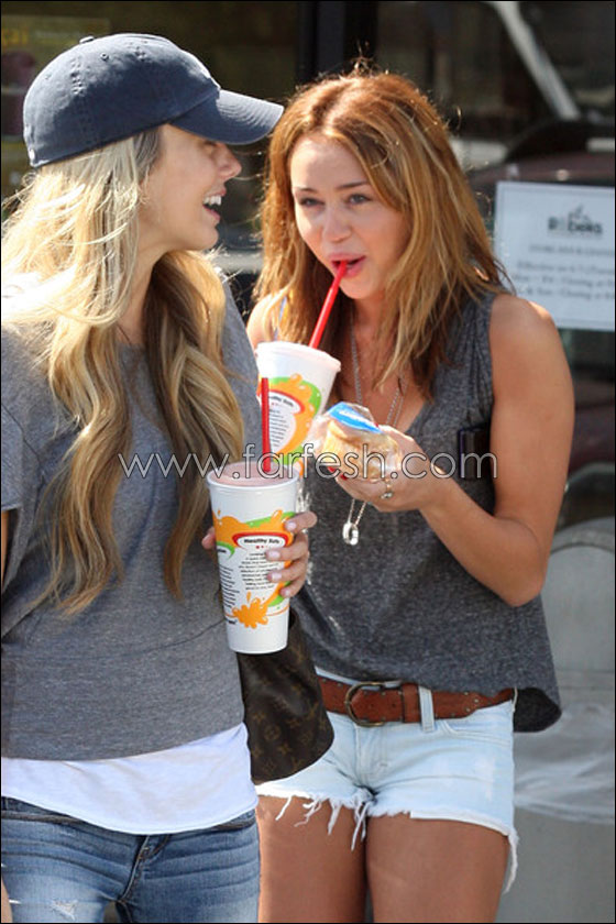 هل انفصلت النجمة مايلي  سايرس عن صديقها؟!  صورة رقم 15