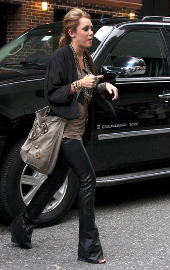 هل انفصلت النجمة مايلي  سايرس عن صديقها؟!  صورة رقم 28