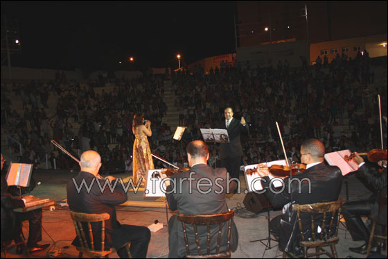 عروس الفن التونسي تحيي حفلاً بحضور الآلاف!  صورة رقم 5