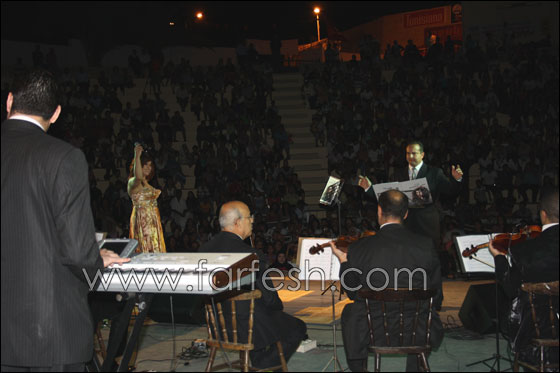 عروس الفن التونسي تحيي حفلاً بحضور الآلاف!  صورة رقم 3