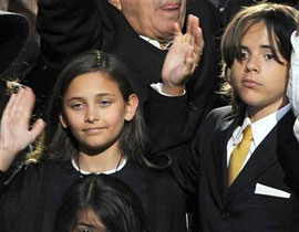 لأول مرة.. أبناء مايكل جاكسون في المدرسة!  صورة رقم 1