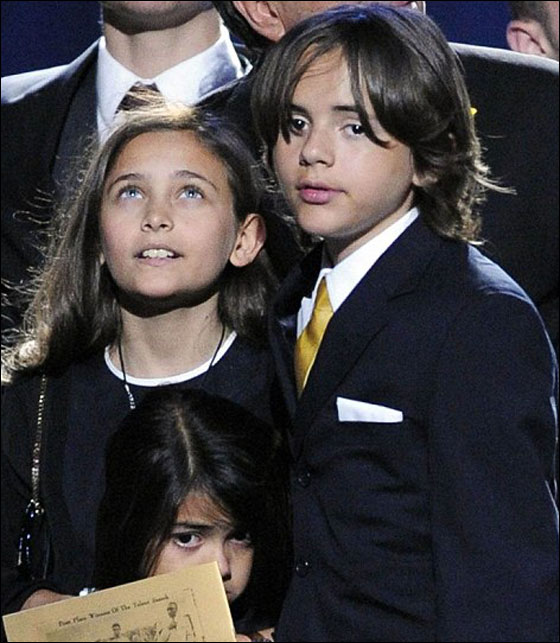 لأول مرة.. أبناء مايكل جاكسون في المدرسة!  صورة رقم 4