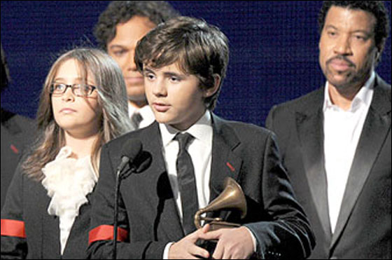 لأول مرة.. أبناء مايكل جاكسون في المدرسة!  صورة رقم 3