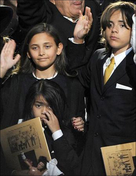 لأول مرة.. أبناء مايكل جاكسون في المدرسة!  صورة رقم 6
