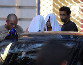 بعد اسبوعين من ولادتها.. تلقي بطفلتها من الطابق الثامن صورة رقم 1 بعد اسبوعين من ولادتها.. تلقي بطفلتها من الطابق الثامن صورة رقم 1