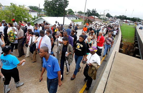 أوباما يزور لويزيانا بطائرة مروحية لإحياء ذكرى كاترينا  صورة رقم 10