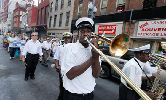 أوباما يزور لويزيانا بطائرة مروحية لإحياء ذكرى كاترينا  صورة رقم 12