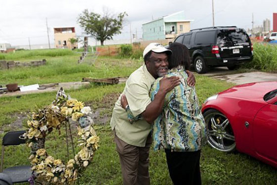 أوباما يزور لويزيانا بطائرة مروحية لإحياء ذكرى كاترينا  صورة رقم 11