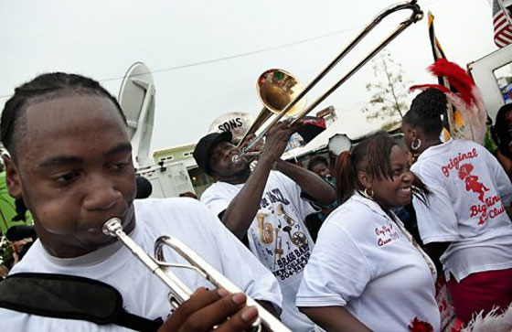 أوباما يزور لويزيانا بطائرة مروحية لإحياء ذكرى كاترينا  صورة رقم 16