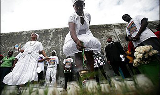 أوباما يزور لويزيانا بطائرة مروحية لإحياء ذكرى كاترينا  صورة رقم 13