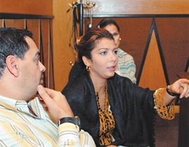 طارق العريان يتقدم ببلاغ للشرطة: الخادمة سرقت زوجتي أصالة!  صورة رقم 1