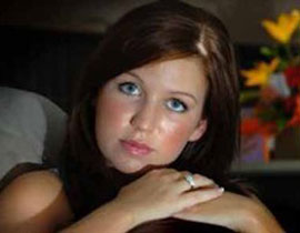 ركلات ولطمات لفتاة تاخرت في دفع الفاتورة بالمطعم! صورة رقم 1