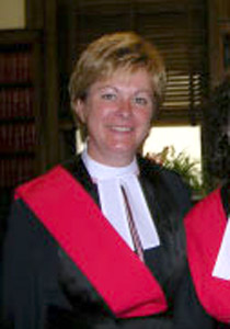 دعوى قضائية تكشف صورًا لقاضية كندية منزوعة ومكبلة! صورة رقم 1