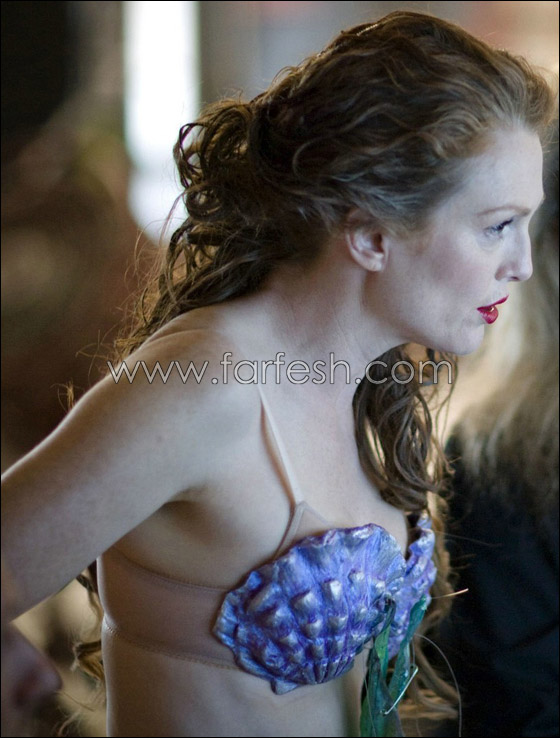 جوليان مور تستلقي على أريكة منزوعة!! صورة رقم 5 جوليان مور تستلقي على أريكة منزوعة!! صورة رقم 5