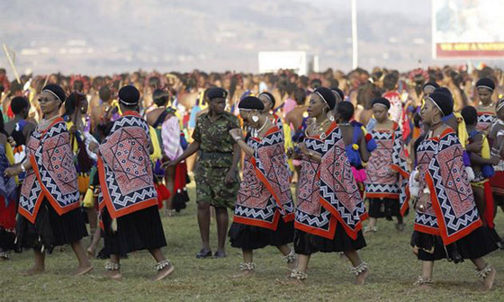 الملك مسواتي الثالث يقترن بزوجته الـ 13!!        صورة رقم 14