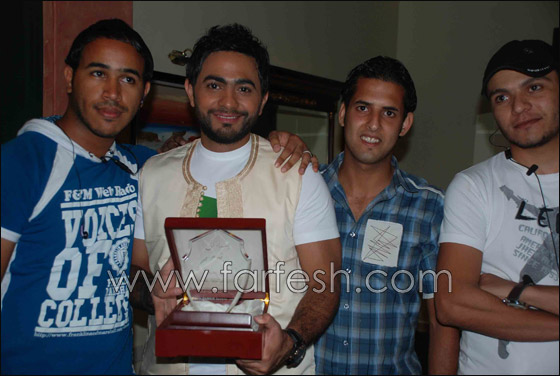 تامر حسني يرتدي الزي الليبي ويؤذن للصلاة! صورة رقم 3 تامر حسني يرتدي الزي الليبي ويؤذن للصلاة! صورة رقم 3