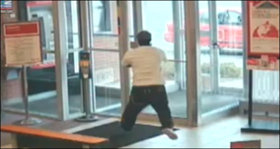 سارق بنك ينسى ان يضع القناع على وجهه! صورة رقم 1 سارق بنك ينسى ان يضع القناع على وجهه! صورة رقم 1