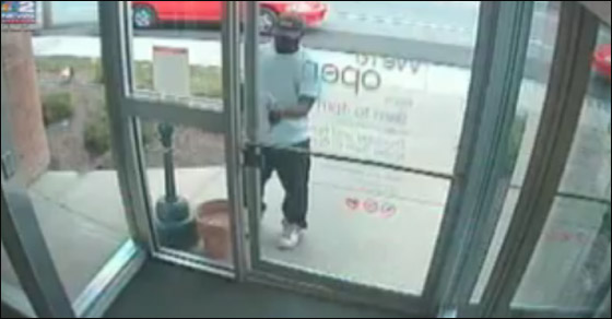 سارق بنك ينسى ان يضع القناع على وجهه! صورة رقم 4 سارق بنك ينسى ان يضع القناع على وجهه! صورة رقم 4