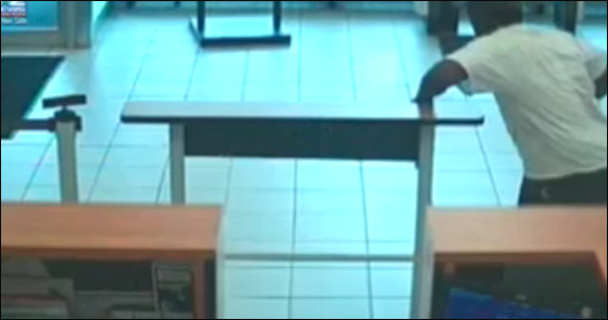 سارق بنك ينسى ان يضع القناع على وجهه! صورة رقم 2 سارق بنك ينسى ان يضع القناع على وجهه! صورة رقم 2