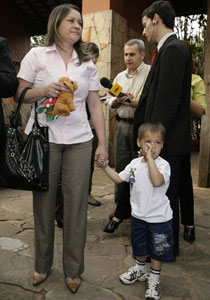 فضيحة ثالثة.. امرأة تنسب أبوة طفها لرئيس البرغواي  صورة رقم 1