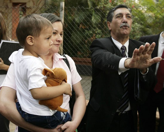 فضيحة ثالثة.. امرأة تنسب أبوة طفها لرئيس البرغواي  صورة رقم 11