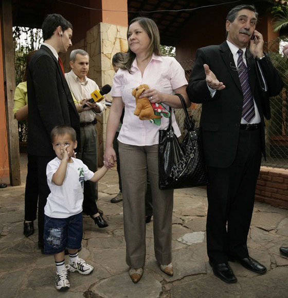 فضيحة ثالثة.. امرأة تنسب أبوة طفها لرئيس البرغواي  صورة رقم 6