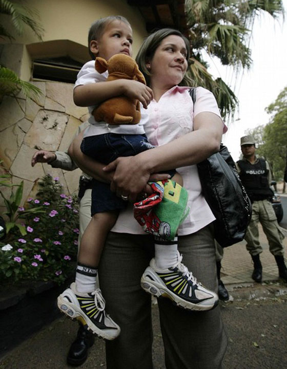 فضيحة ثالثة.. امرأة تنسب أبوة طفها لرئيس البرغواي  صورة رقم 8