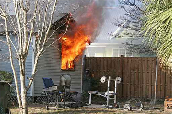 مصرية طلبت من زوجها زيادة مصروف البيت فأحرقها! صورة رقم 1