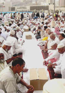 اطول طاولة افطار في مسجد الحرام في مكة!! صورة رقم 1