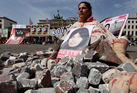 99 جلدة اضافية للإيرانية المتهمة بالزنا بعد صورة بدون حجاب! صورة رقم 4 99 جلدة اضافية للإيرانية المتهمة بالزنا بعد صورة بدون حجاب! صورة رقم 4