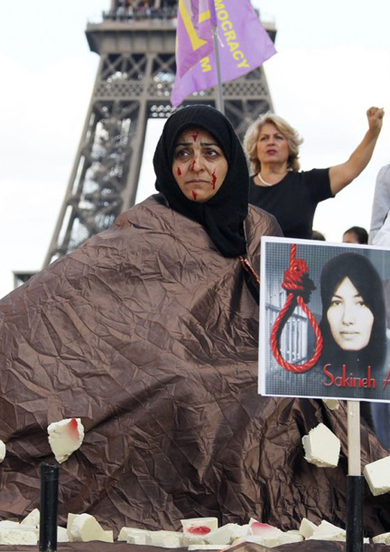 99 جلدة اضافية للإيرانية المتهمة بالزنا بعد صورة بدون حجاب! صورة رقم 11 99 جلدة اضافية للإيرانية المتهمة بالزنا بعد صورة بدون حجاب! صورة رقم 11