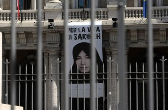 99 جلدة اضافية للإيرانية المتهمة بالزنا بعد صورة بدون حجاب! صورة رقم 6 99 جلدة اضافية للإيرانية المتهمة بالزنا بعد صورة بدون حجاب! صورة رقم 6