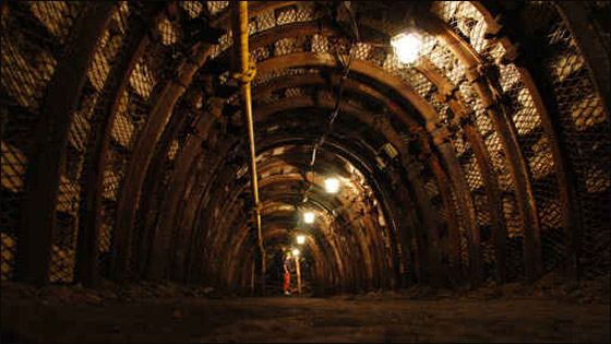 عامل منجم يكتب قصيدة من اعماق الارض لانقاذه! صورة رقم 1