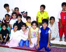 بن عبود يحتفل بقدوم مولودته الـ 64 مع زوجاته الـ 11!! صورة رقم 1 بن عبود يحتفل بقدوم مولودته الـ 64 مع زوجاته الـ 11!! صورة رقم 1